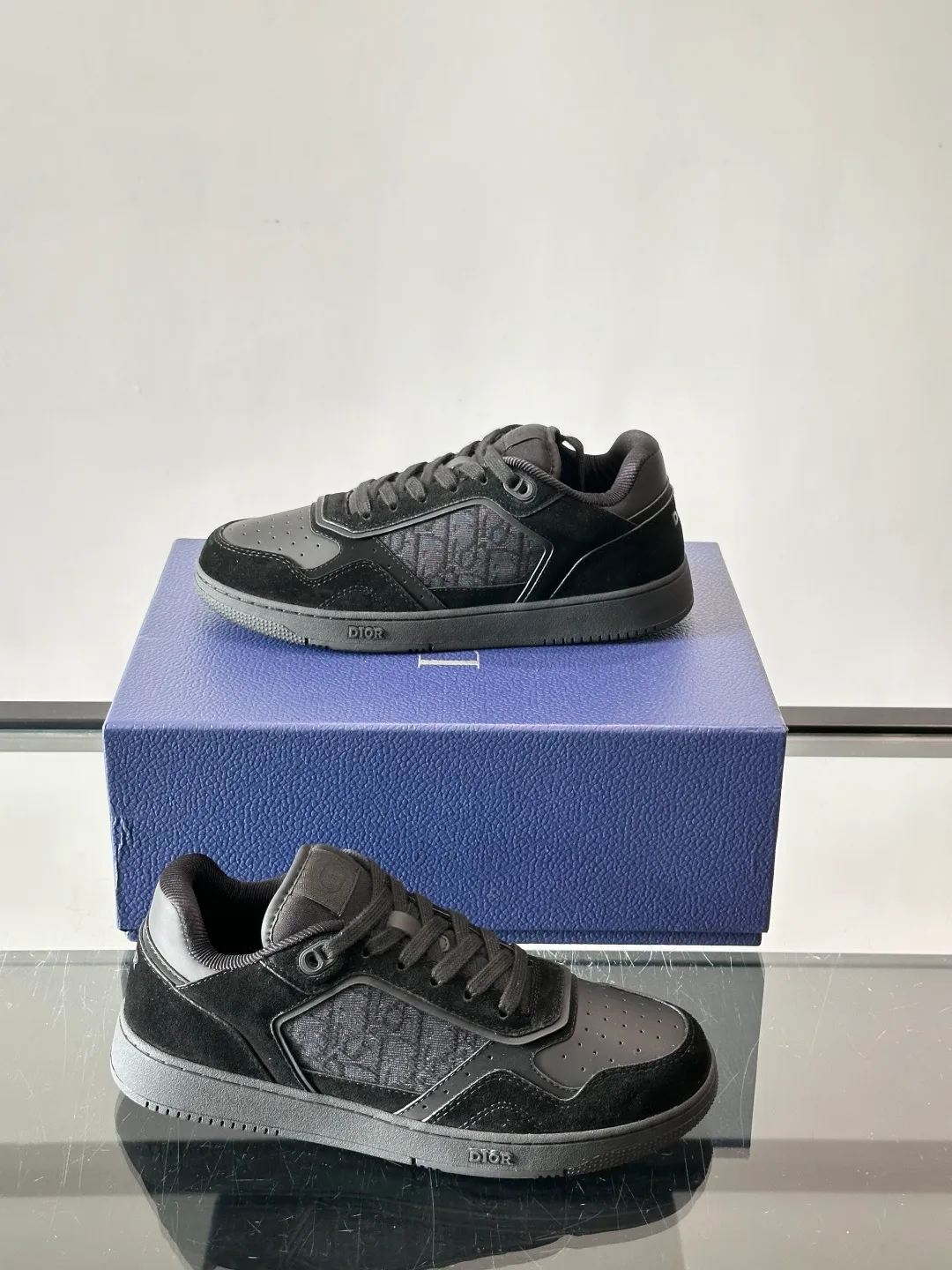 Men's shoes 💰p400 "DIO＊" low-top B27 casual sports shoes, this B27 low-top B27 Dio*'s classic item comes from the DIOR.TEARS joint series. Carefully crafted from first-grain cowhide, it is decorated with laser-drawn Oblique prints and is layered with cotton styling details to display the 💰peace Sign pattern from the Dio*Tears collaboration series. It is paired with white Oblique Galaxy print-effect leather panels to enhance the style. The two-tone rubber sole, tongue and backside feature the Dior Tears logo, CD Icon eyelets and rich classic details. Elevate any outfit and pair with other Dior Tears pieces for matching looks. Size: 38-44